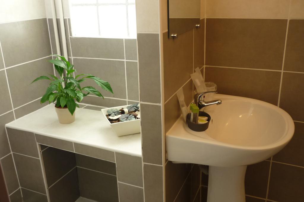 Hotel L'Hospitalet Saint Charles Montpellier Zimmer foto